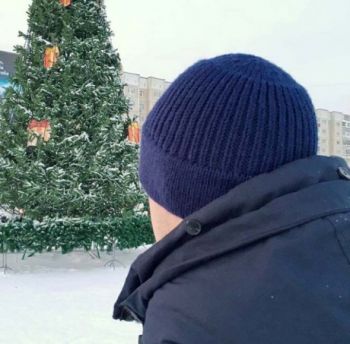 вяжем мужские шапки спицами. большой подбор схем!
