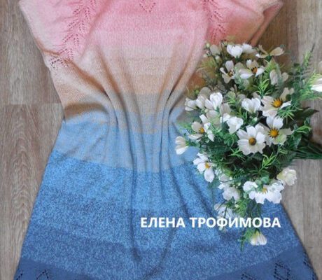 Платье спицами из пряжи секционного крашения. Работа Елены Трофимовой